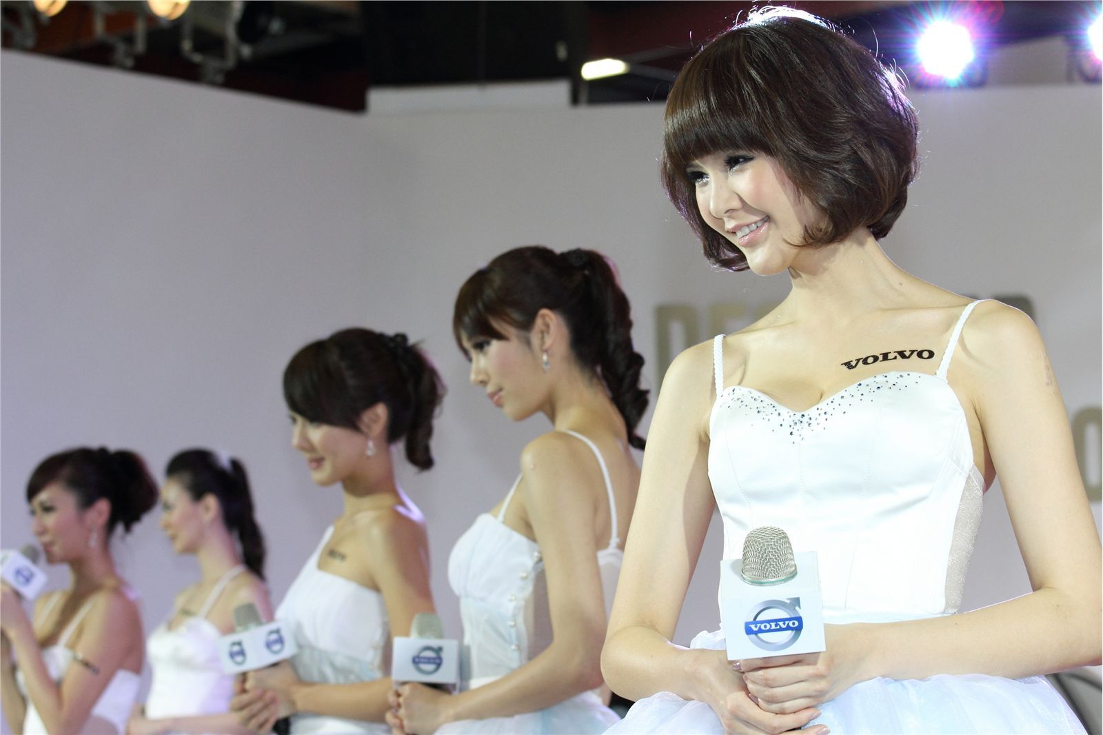 2012模特车展亮相走秀图片 多个美女集合